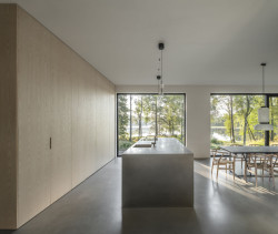 Nedaleko švédského Göteborgu stojí Villa Jägersro. V ní si mladá rodinu užívá výhledů na jezero a okolní přírodu.