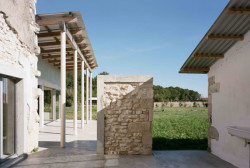 Konverze starého statku, Martin Migeon Architecture: Od začátku projektu bylo klíčové zachování většiny stávajících konstrukčních prvků tak, aby byly kameny a omítky ponechány v maximální míře odkryté.