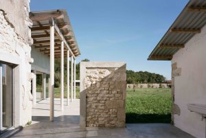 Konverze starého statku, Martin Migeon Architecture: Od začátku projektu bylo klíčové zachování většiny stávajících konstrukčních prvků tak, aby byly kameny a omítky ponechány v maximální míře odkryté.