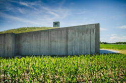 Vodojem s vyhlídkou na Trosky, ZETTE atelier: Objekt je architektonicky koncipován jako návrší na kraji pole