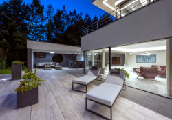 Ateliér Kareš Arch zrealizoval v Brně neofunkcionalistickou vilu, která se otevírá do zahrady