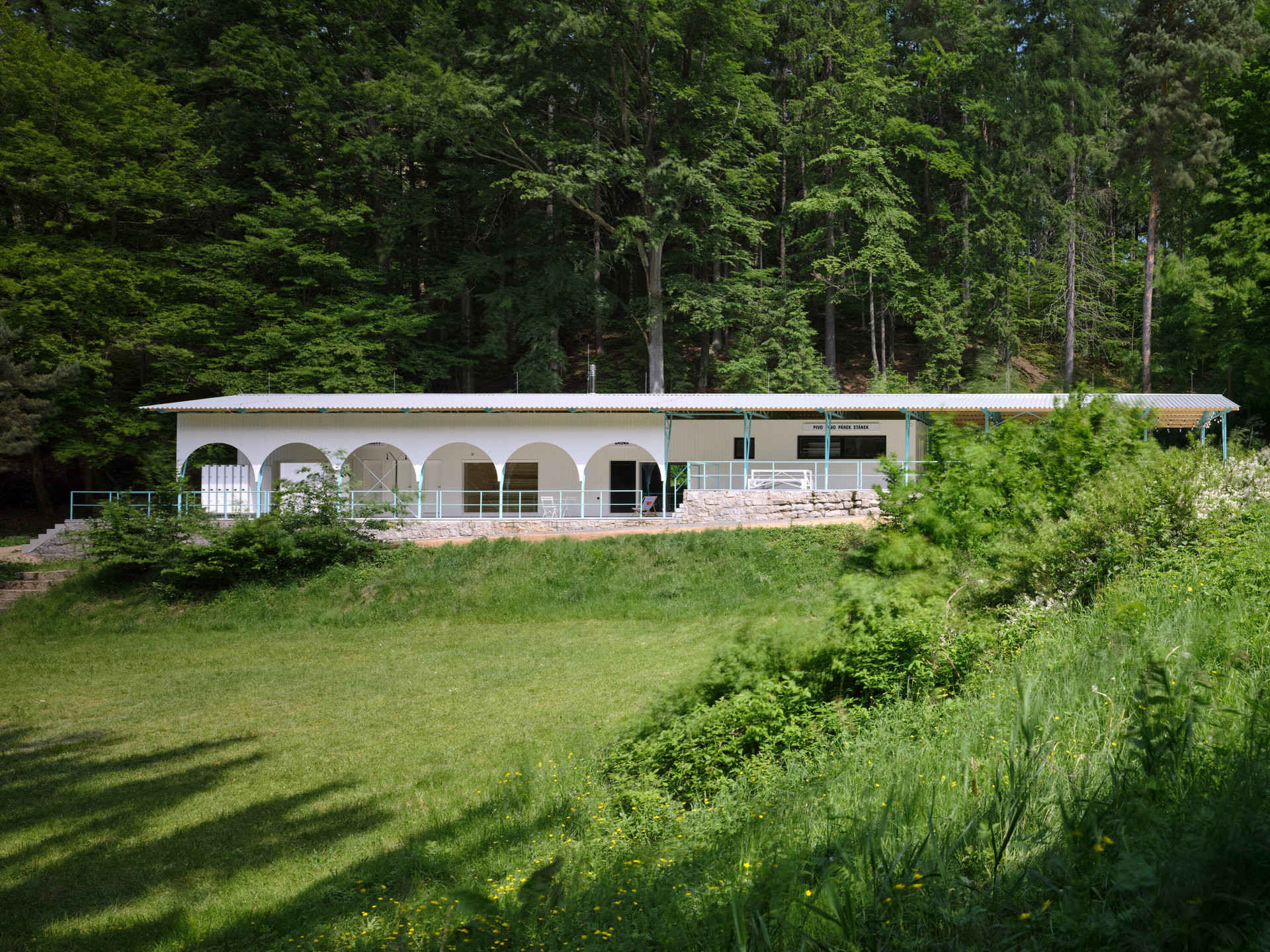 Lesní koupaliště v Liberci (Zázemí Lesního koupaliště, Mjölk architekti, Marie Vondráková)