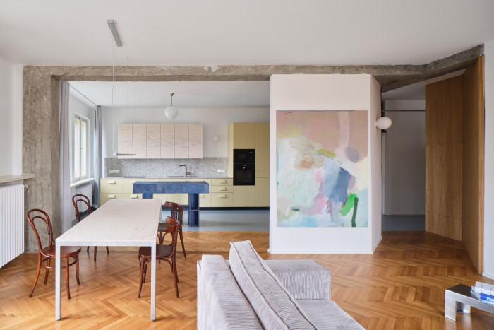 Obytný prostor s výhledem na Vltavu a obrazem. (Byt na rohu; Prokop Hartl)