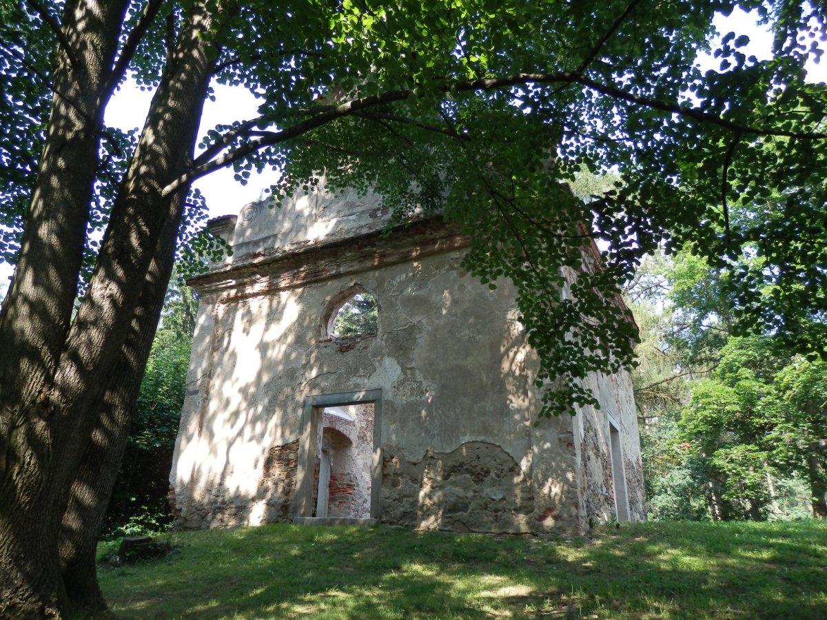 Město Pelhřimov vyhlásilo architektonickou soutěž - bude kultivovat barokní kapli sv. Anny na návrší severně nad městem.