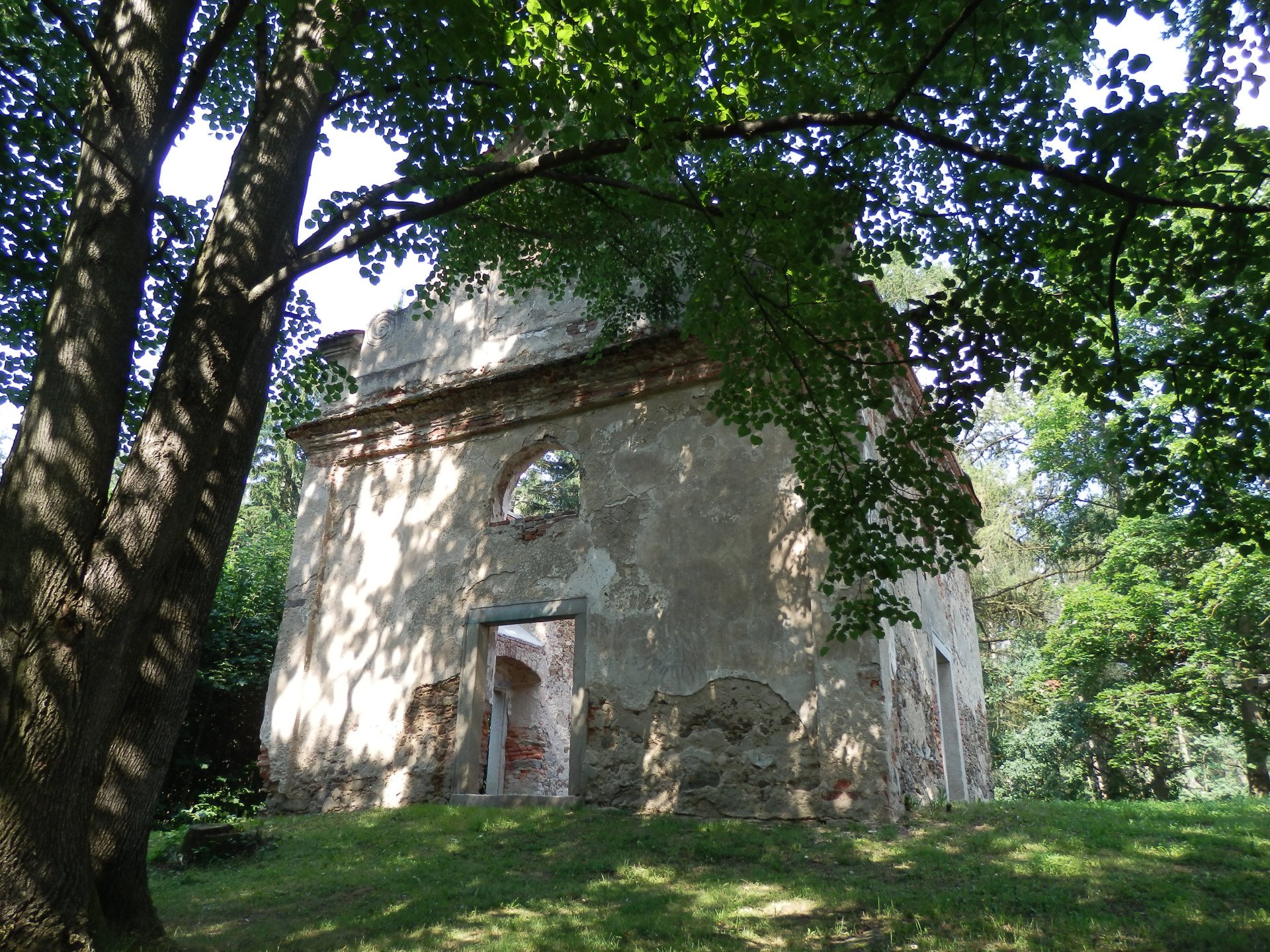Město Pelhřimov vyhlásilo architektonickou soutěž - bude kultivovat barokní kapli sv. Anny na návrší severně nad městem.