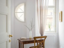 Byt pro sběratelku umění v Bubenči od Darcy Vašíčkové