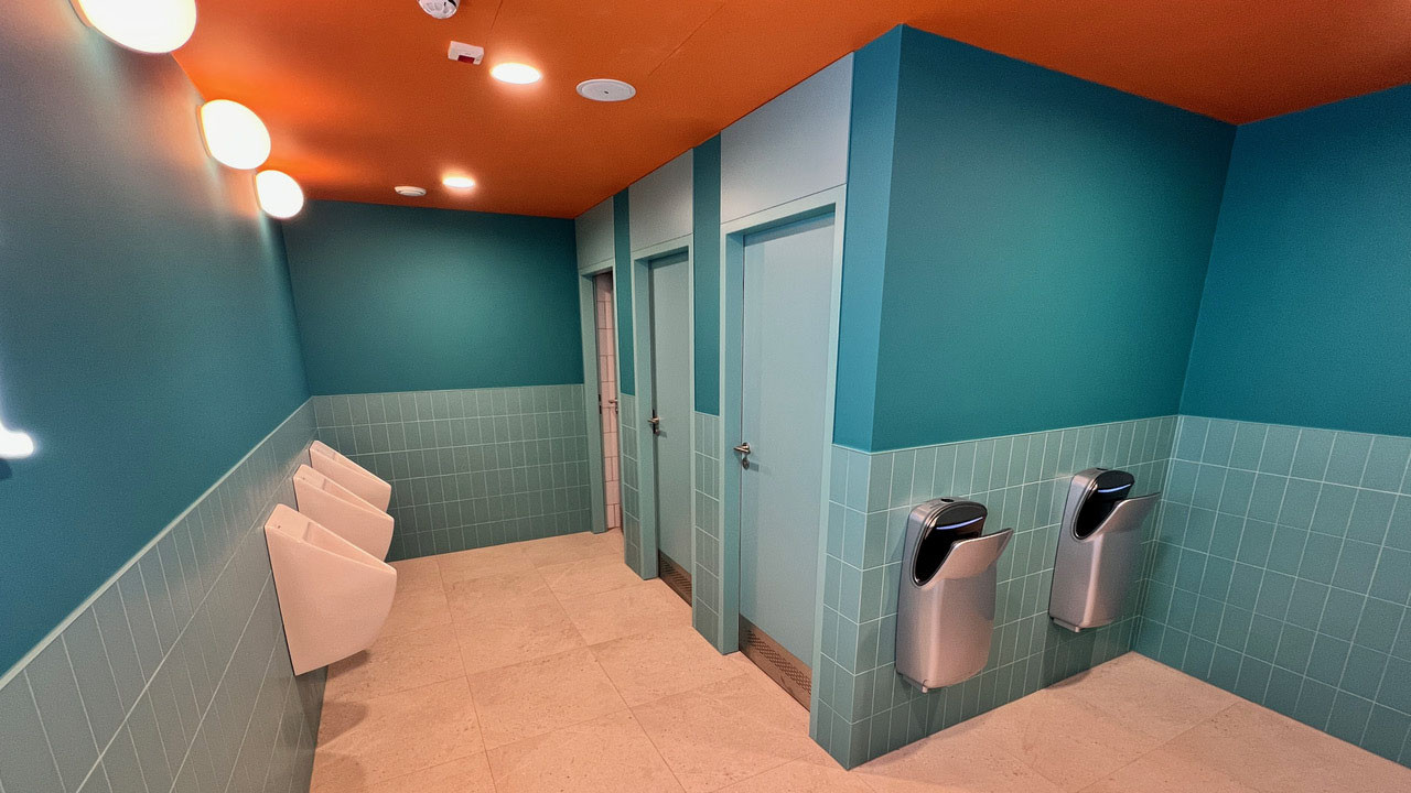 Bezvodé pisoáry a osoušeče rukou EcoStep šetří vodu i elektrickou energii.