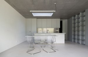 Pohled do interiéru podkrovního bytu, v němž žijí majitelé domu. (Rekonstrukce a přístavba k vile v Praze-Vinohradech, PAPUNDEKL ARCHITEKTI)