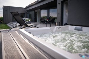 Rodinná firma VESPER HOMES realizovala  rodinný dům u Liberce, který se halí do modřínového dřeva.
