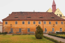 Kapucínský klášter v Žatci před obnovou.