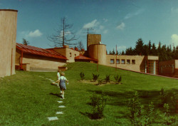 Řadu kulturních domů si stavěli občané sami v rámci akce Z. Ve Zlíně-Kudlově podle projektu mladých architektů Jiřího Gebriana a Karla Havliše vznikla hravá stavba Společenské a kulturní centrum Pindula. Postaveno 1975–1980, v roce 2020 bohužel zbořeno.