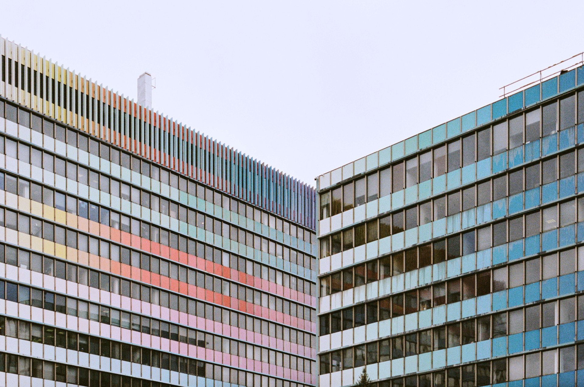 Zachovat alespoň hmotový rozvrh budovy a vytvořit repliku jeho poničeného pláště by jistě šlo. V současnosti se to daří třeba na hotelu InterContinental nebo obchodním domě Máj. Stavby tak sice dále ztrácejí svou původní matérii, zachovávají si ale svůj obraz.