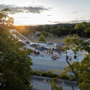 Střešní plochy umožňují každodenní využití. (Rekonstrukce teras Křižíkových pavilonů; SOA architekti)