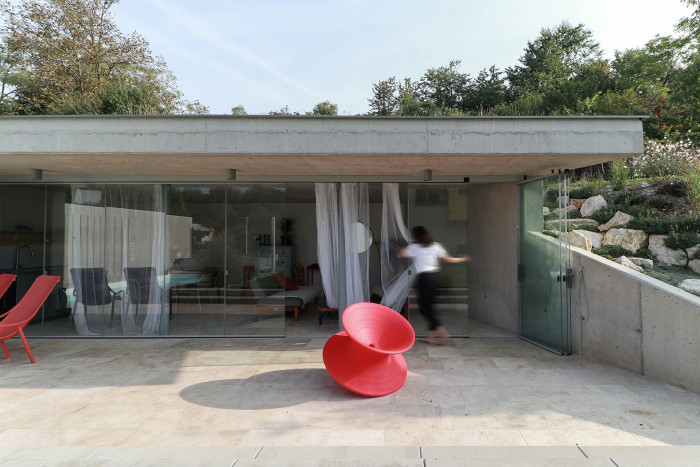 Betonový zahradní domek, který se „zakusuje“ do svahu. Na zahradu zkrátka patří. (Zahradní domek, Adam Lukačovič)