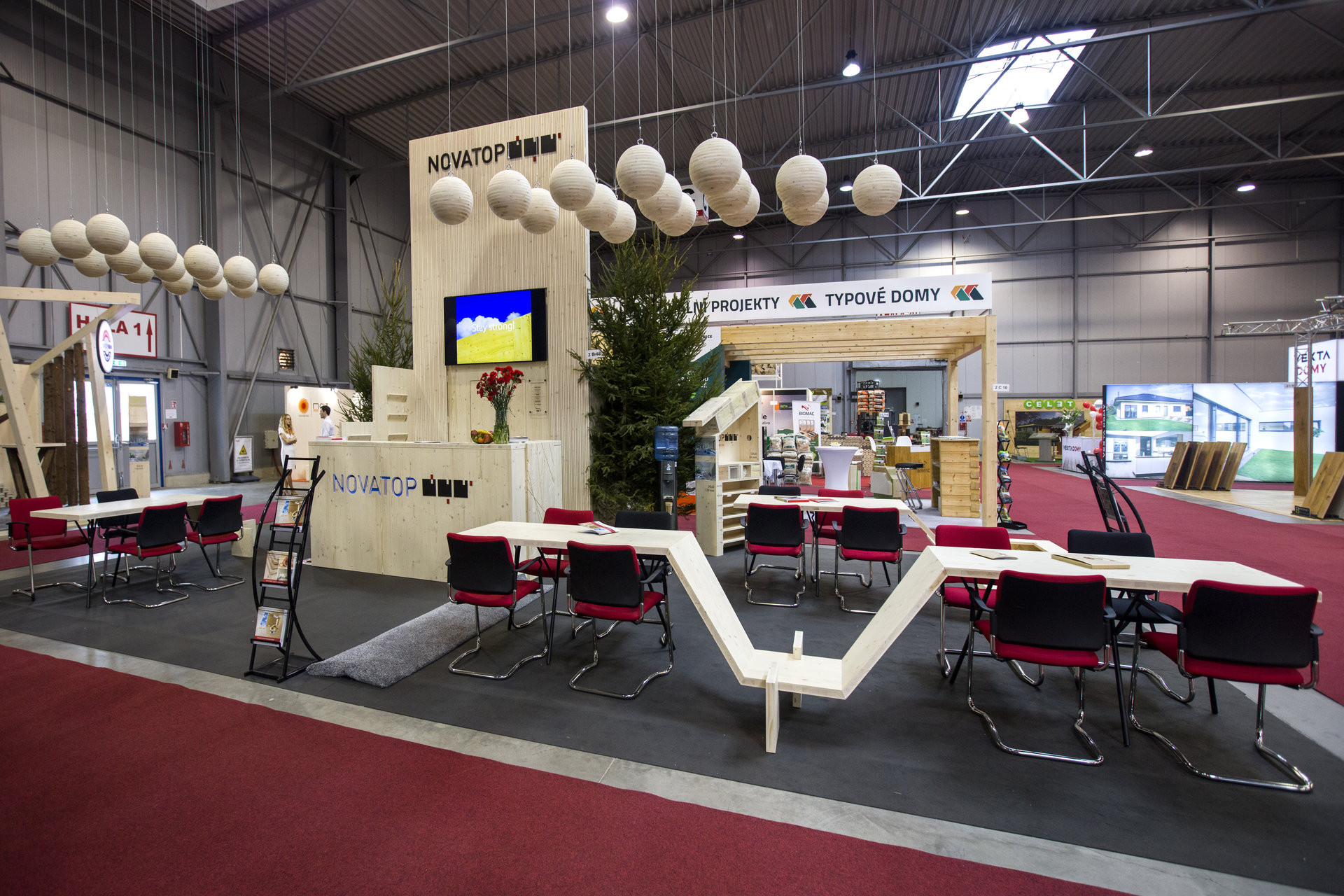 Poprvé visely koule na veletrhu v Praze v únoru 2022.