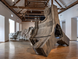 Marek Kvetan, sloup Fuscum Subnigrum v Trojlodí Muzea umění Olomouc, 2021, MUO