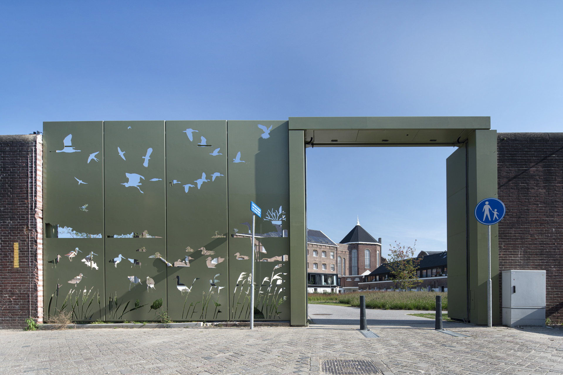 Celý areál se stal otevřený a průchozí díky novým branám a průchodům, které autoři umístili po celém obvodu do původní masivní zdi, která lemuje areál. (WDJ studio, Vězení)