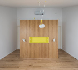 Dubová dýha a barevný akcent (Terasový dvojdům v Krči, martin cenek architecture)