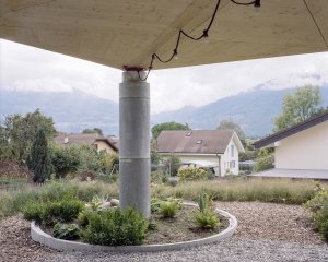 Rodinné komunitní bydlení ve Villy, Madeleine architectes, Studio François Nantermod: Krytý vstup do objektů v rozích podpírají výrazné kulaté betonové sloupy