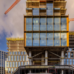 Významnou roli v přeměně stavby hrají skleněné prvky, dodává je AGC. (OXY Brussels)