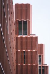 Architektonické studio JEMS Architekci realizovalo v areálu Varšavských pivovarů bytový dům, který nabízí byty od garsoniér až po dvoupatrové penthousy