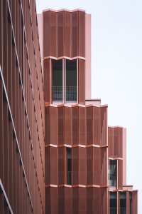 Architektonické studio JEMS Architekci realizovalo v areálu Varšavských pivovarů bytový dům, který nabízí byty od garsoniér až po dvoupatrové penthousy