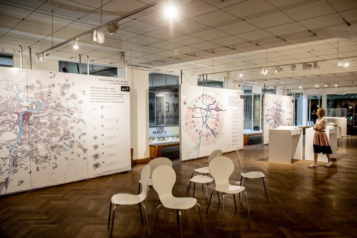 Expozice výstavy Ideální Velká/ Malá Praha, 1919/ 2019 v Galerii Lucerna.
