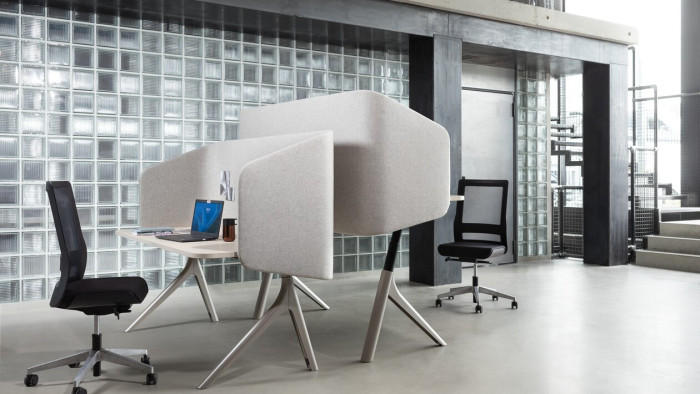 Stůl furniloop se zástěnou nabízí dostatečné soukromí při práci.