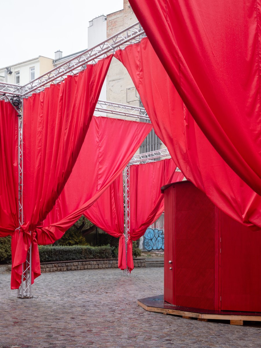 Zpovědnice má šest kabinek... (Peer Collective a Kateřina Šedá, Festival vánočních zlozvyků)