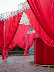 Zpovědnice má šest kabinek... (Peer Collective a Kateřina Šedá, Festival vánočních zlozvyků)