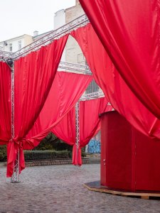 Zpovědnice má šest kabinek... (Peer Collective a Kateřina Šedá, Festival vánočních zlozvyků)