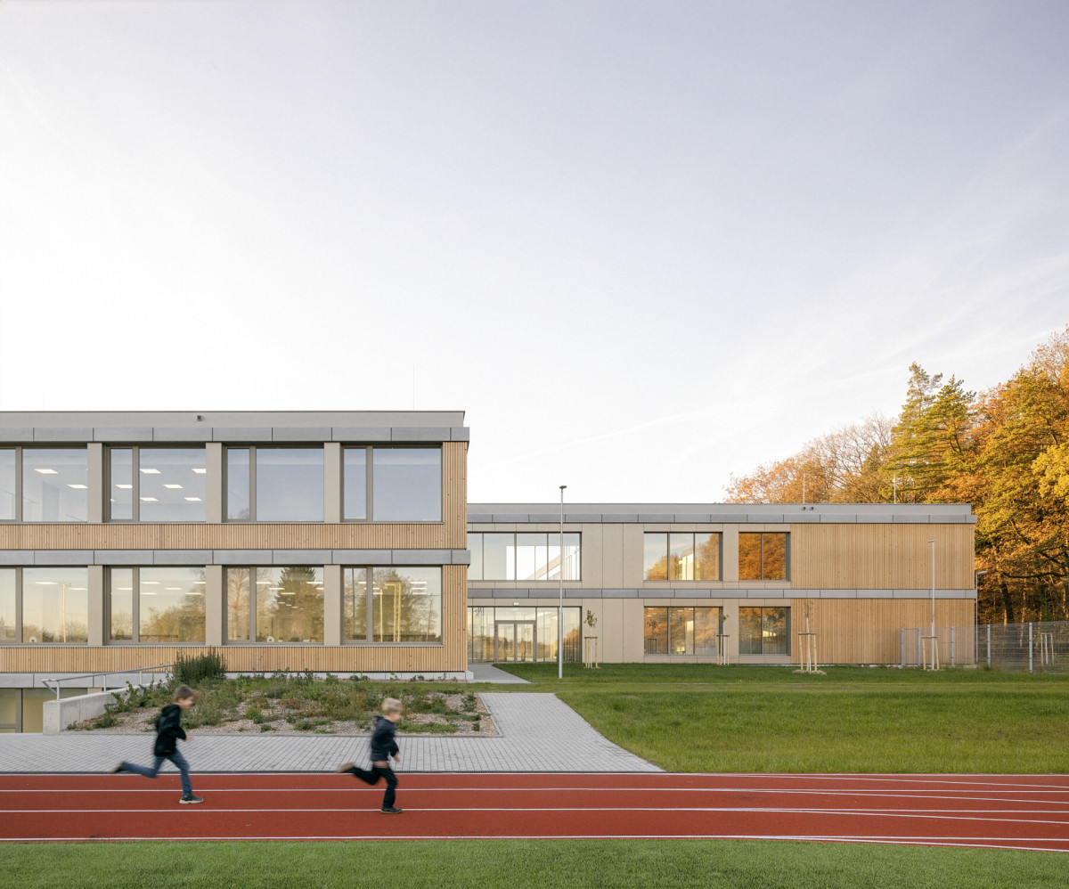 Součástí areálu je hřiště i atletický ovál. (Nová škola LOŠBATES; SOA architekti)