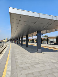 Nové přístřešky na třech nádražích v Kladně. Inovací prošly zejména podhledy - jsou to kazety, které umožní například vytvořit šikminu.