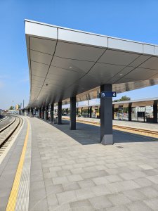 Nové přístřešky na třech nádražích v Kladně. Inovací prošly zejména podhledy - jsou to kazety, které umožní například vytvořit šikminu.