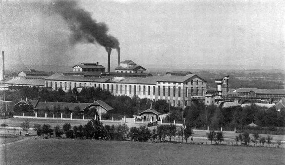 Obr. 3: Cukrovar v Gorne Orjachovici, kolem 1915, dobový pohled.