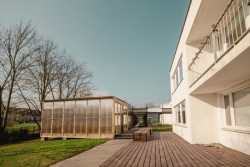 Nejde přitom o přístavbu ale o drobné pavilony. (Venkovní učebny GEVO na Jižním Městě, Ateliér HRA) 