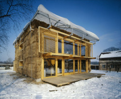 Petr Suske, Dům v kožichu a s deštníkem, Mladá Boleslav-Michalovice, 2003 – foto