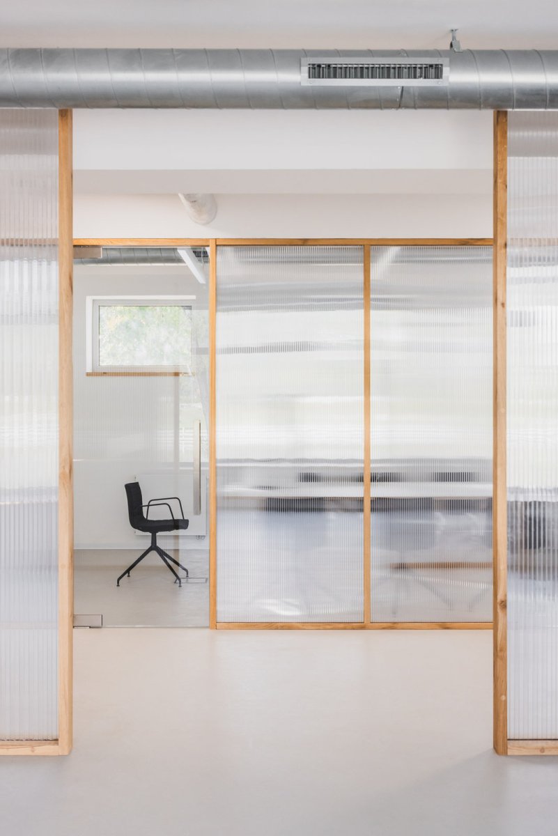 Detail transparentních příček - jsou z dubových trámků a polykarbonátu. (Ateliér v panelárně od A8000)