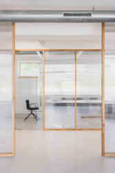 Detail transparentních příček - jsou z dubových trámků a polykarbonátu. (Ateliér v panelárně od A8000)