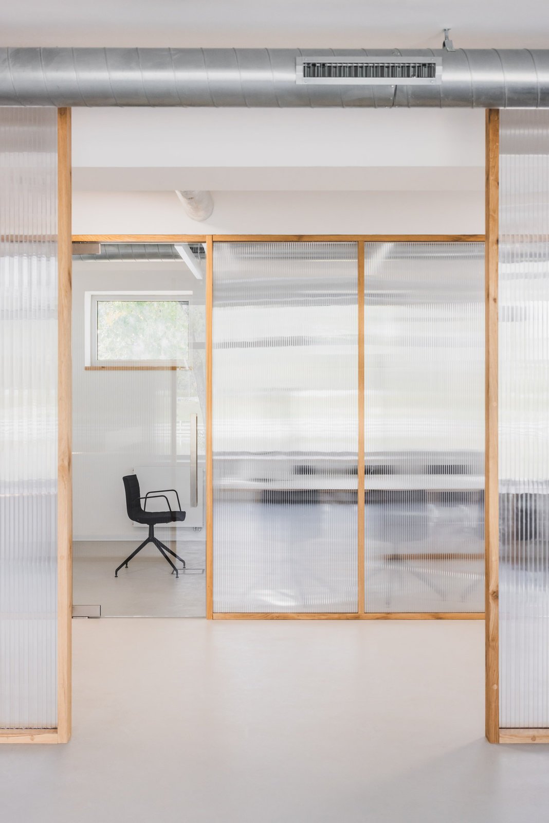 Detail transparentních příček - jsou z dubových trámků a polykarbonátu. (Ateliér v panelárně od A8000)