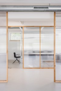 Detail transparentních příček - jsou z dubových trámků a polykarbonátu. (Ateliér v panelárně od A8000)