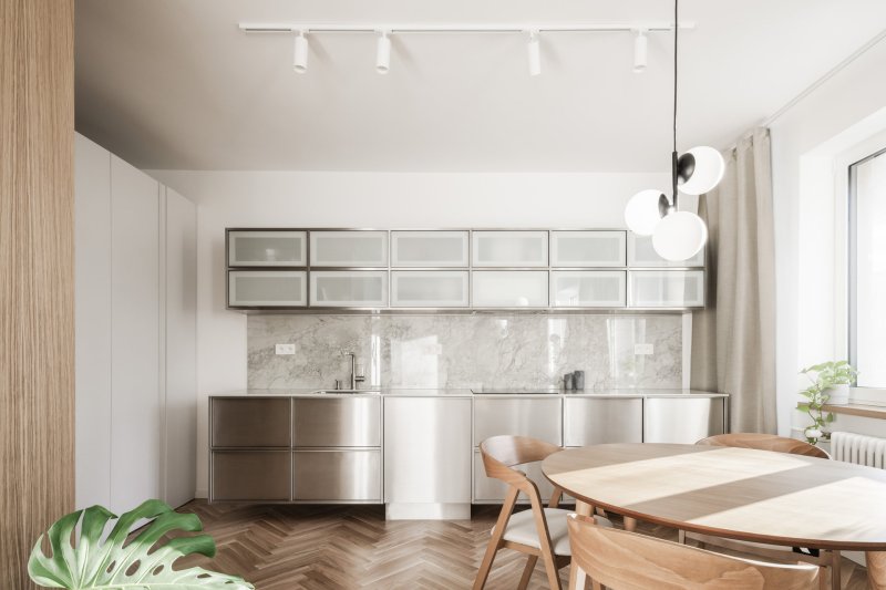 Denní zóna plynule navazuje na kuchyň (Rekonstrukce bratislavského panelového bytu; Abrama architekti)