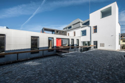 Mjölk architekti, Palmovka Jihlava / Rekonstrukce části průmyslového areálu Jihlavan, hlavní vstup přes lávku – foto