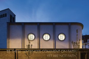 Instalace Věty po konceptuálním umění umělce Petra Duba. Foto: Studio Flusser