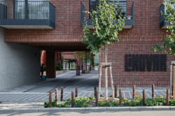 Na fasádách komplexu Lihovar najdeme různé typy cihelných pásků. Přispívají k rozmanitosti.