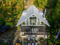 3K Architects zrekonstruovali rekreační chatu na Benešovsku na pozemku s ojedinělým severským rázem