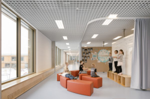Výuková krajina, kterou lze různě přestavovat. (Nová škola LOŠBATES; SOA architekti)