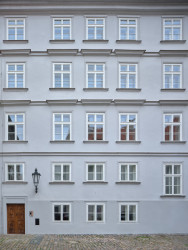 Fasáda domu směrem do Valdštejnského náměstí po rekonstrukci (Rekonstrukce měšťanský dům na Valdštejnském náměstí, Formafatal)