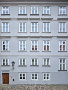 Fasáda domu směrem do Valdštejnského náměstí po rekonstrukci (Rekonstrukce měšťanský dům na Valdštejnském náměstí, Formafatal)