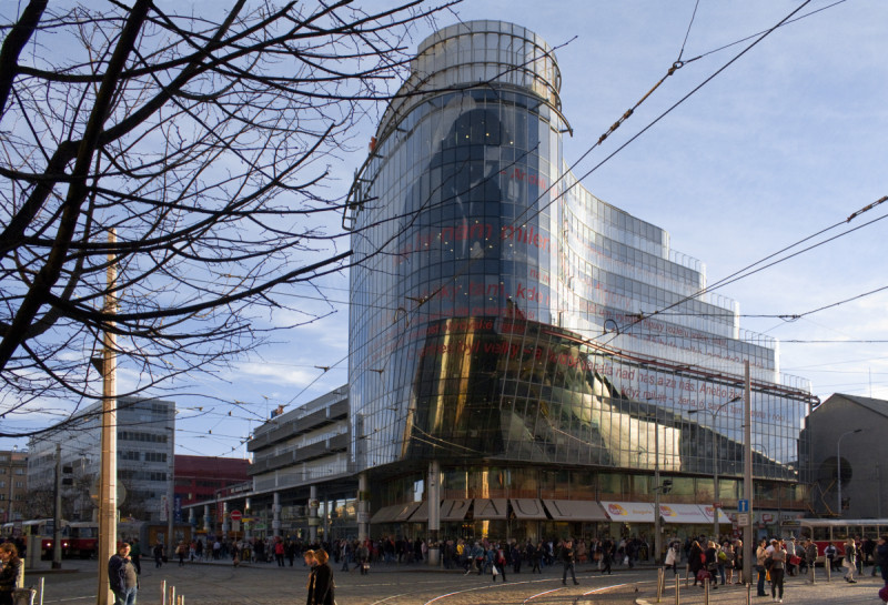 Architektura stavby je založena na dynamické práci s hmotou a světlem. Nepravidelně zaoblené objemy, ustupující podlaží a vícevrstvý skleněný plášť dávají budově lehkost a proměnlivost. (Zlatý Anděl; A8000)